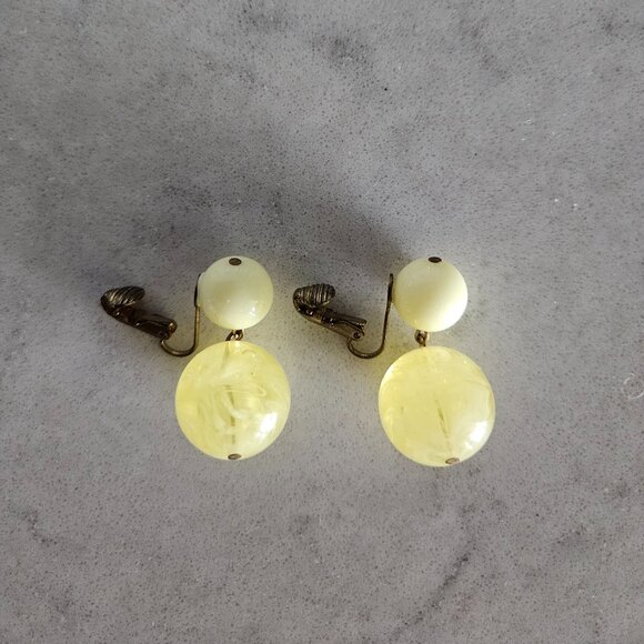 VINTAGE GERMAN YELLOW CLEAR SWIRL MARBLE AND OPAQUE BALL DROP CLIP-ON EARRINGS - Picture 7 of 11